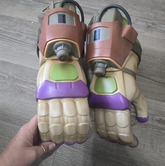 set of 2 Disney Parks Buzz Lightyear Gauntlet 2022 Disneyland Toy Story - Picture 1 of 6
